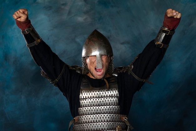 Free photo front view medieval soldier posing in studio