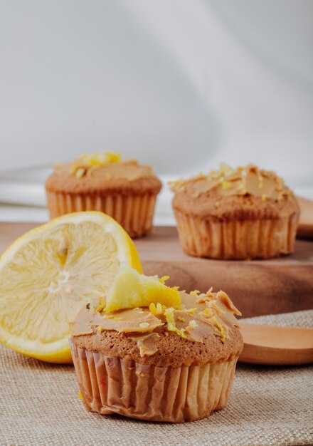 Front view muffin with half a lemon on the table