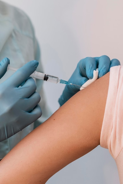 Free photo front view of patient getting their vaccine