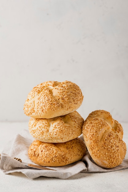 Free photo front view pile of delicious fresh buns