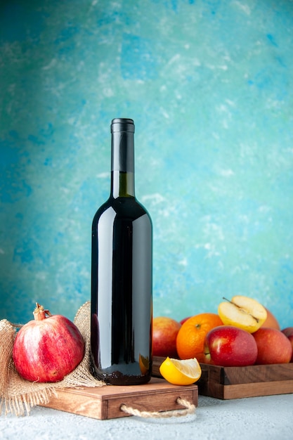 Free photo front view pomegranate wine on a blue wall drink fruit alcohol sour color bar restaurant juice wine