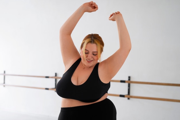 Free photo front view professional plus size dancer training