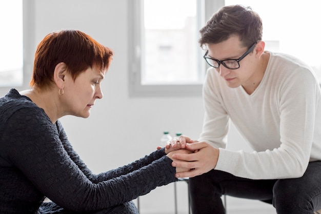 Free photo front view of psychologist consulting a patient