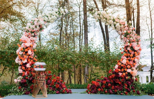 Free photo front view of rich arch decorated with adorable fresh roses flowers