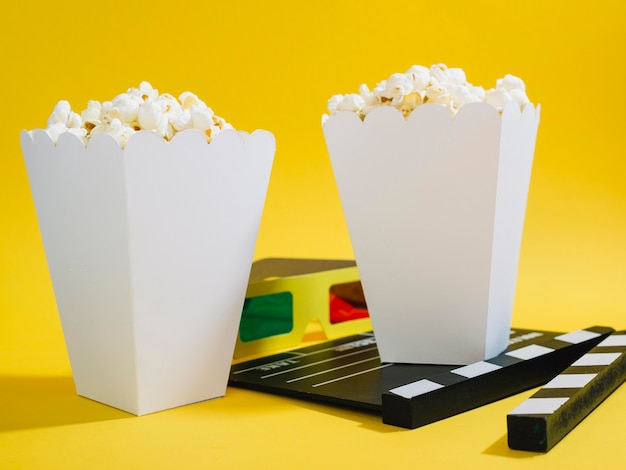 Free photo front view salted popcorn boxes on the table