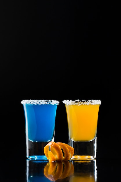 Free photo front view of shot glassed with colored cocktails