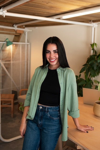 Free photo front view smiley arab woman posing indoors