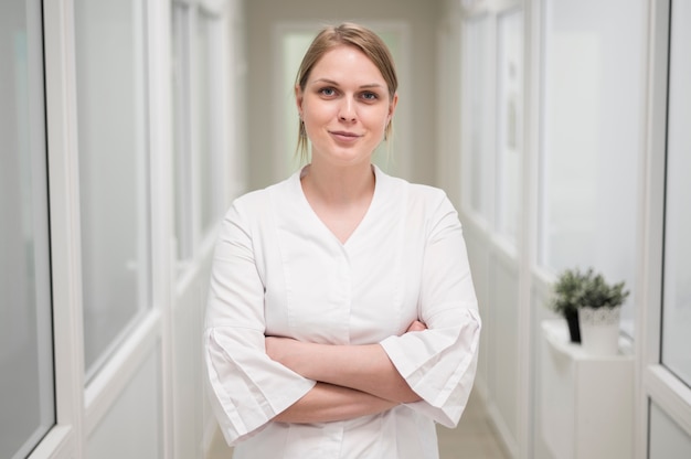 Free photo front view smiley doctor posing