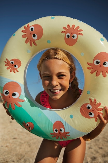 Free photo front view smiley girl at beach