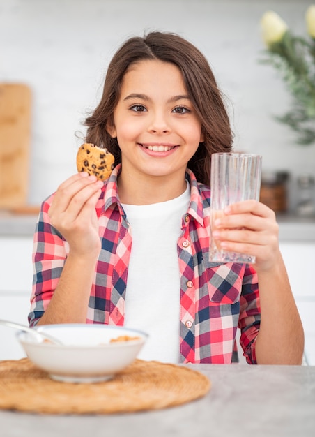 Free photo front view smiley girl eating breakfast