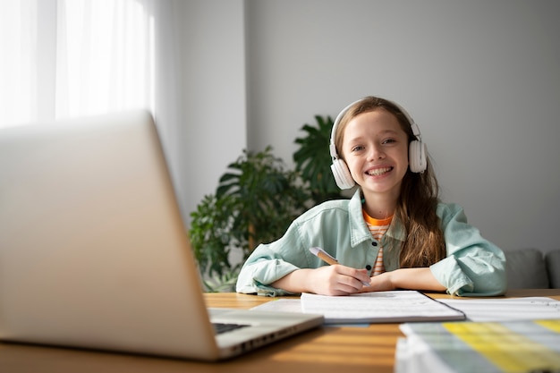 Free photo front view smiley girl wearing headphones