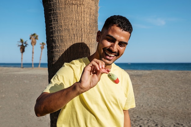 Free photo front view smiley man holding ice cream