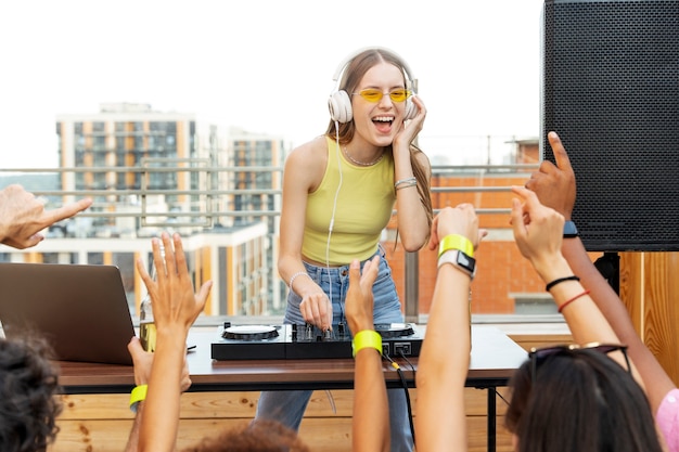 Free photo front view smiley woman being dj