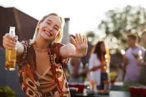 Free photo front view smiley woman holding drink