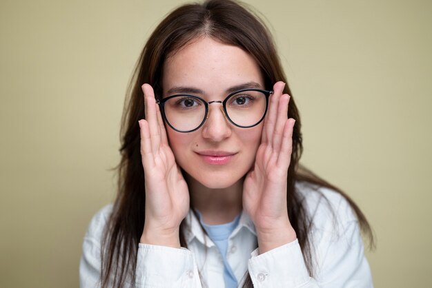 Front view smiley woman wearing glasses