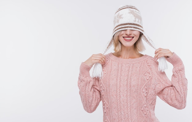 Free photo front view smiley woman with winter hat