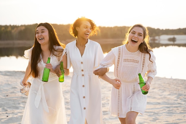 Free photo front view smiley women at beach