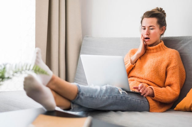 Free photo front view of smiling sitting on couch