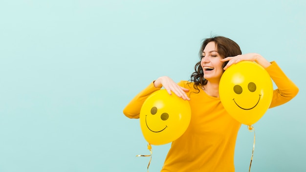 Free photo front view of smiling woman with copy space