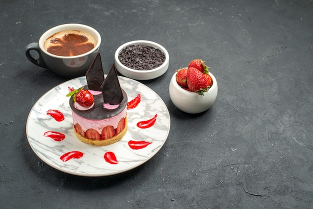 Free photo front view strawberry cheesecake on white plate bowls with strawberries