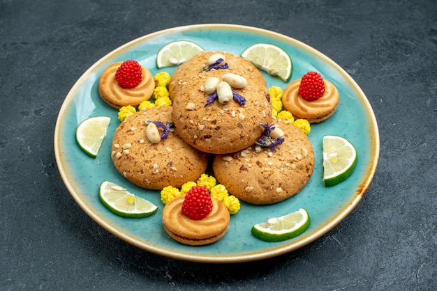 Free Photo front view sugar cookies with lemon slices on grey surface pie cookie biscuit sweet cake