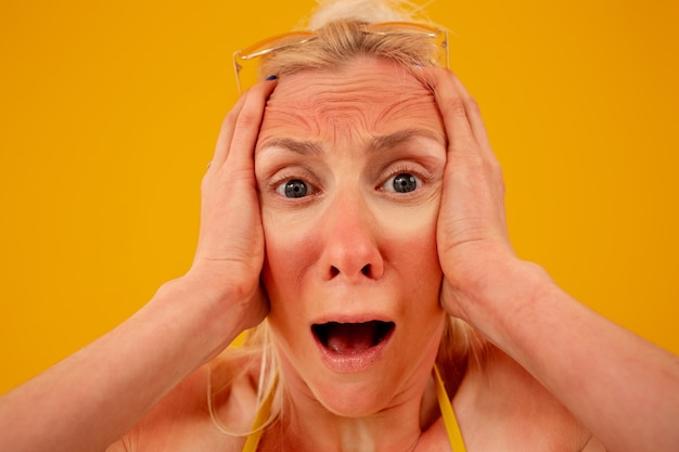 Free photo front view sunburned woman posing in studio