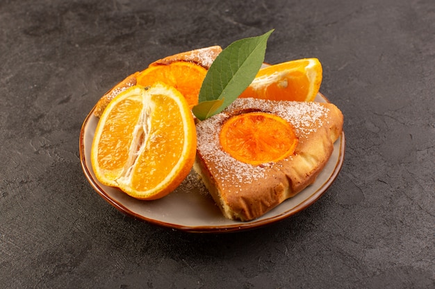 Free photo a front view sweet orange cake sweet delicious slices of cake along with sliced orange inside round plate on the grey background biscuit sweet sugar