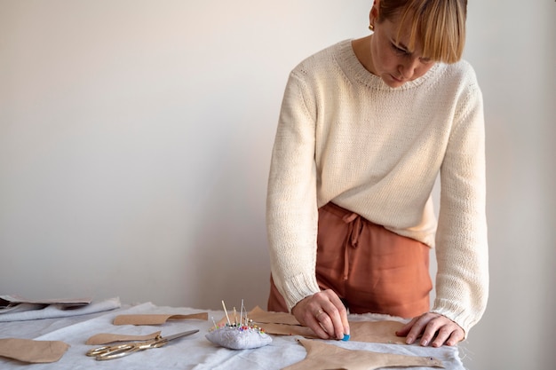 Free photo front view tailor woman working