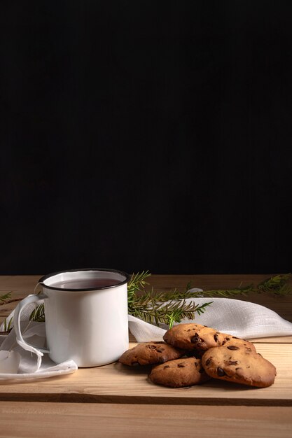 Front view of tea with cookies