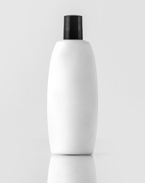 Free photo a front view white bottled shampoo with black cap isolated on the white wall