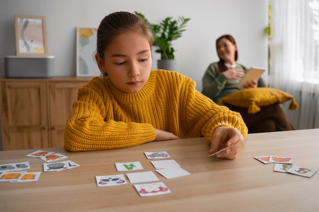 Free photo front view woman and girl playing memory game