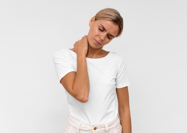 Free photo front view of woman having neck pain