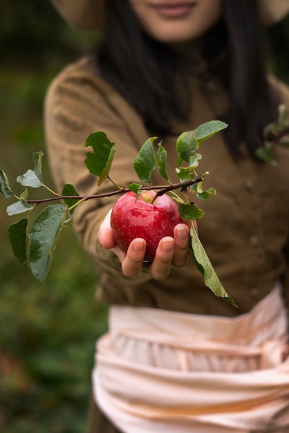 Free photo front view woman holding apple