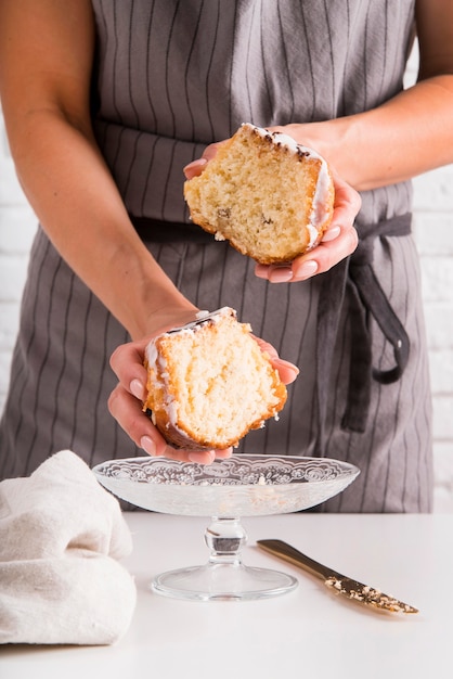 Free photo front view woman holding pound cake