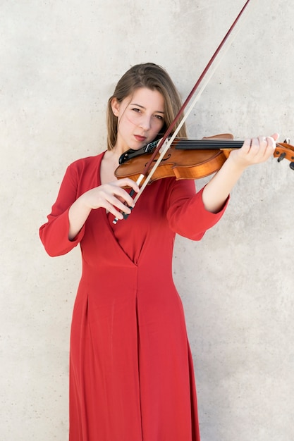 Free photo front view of woman playing the violin