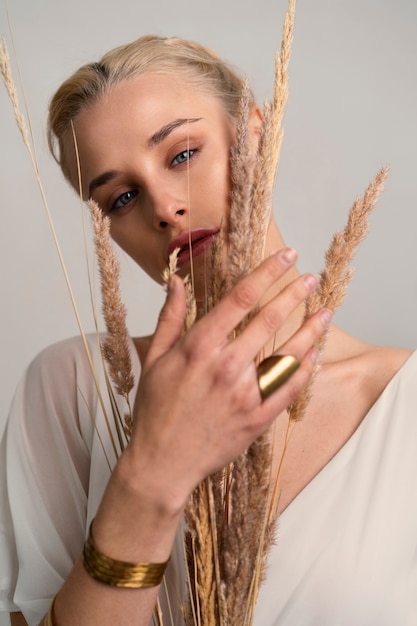 Free photo front view woman posing as greek goddess