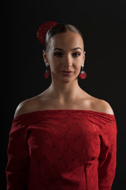 Free photo front view woman posing in studio