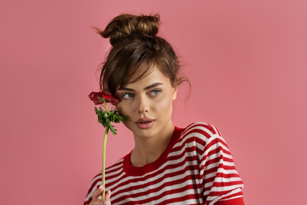 Free photo front view woman posing with flower