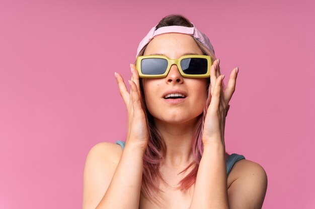 Front view woman posing with sunglasses