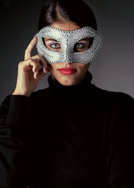 Free Photo front  view of woman with elegant carnival mask