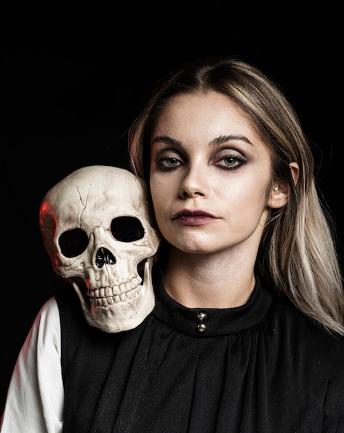 Free photo front view of woman with skull on shoulder