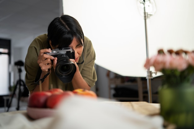 Free photo front view woman working as a photographer