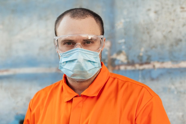 Free photo front view of worker in uniform with medical mask