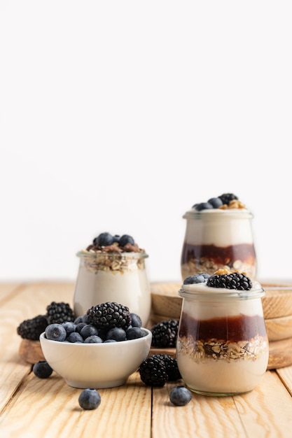 Free photo front view yogurt with blueberries and blackberries