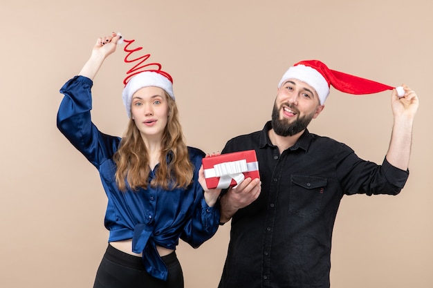 Free Photo front view young couple both holding males present on a pink background gift holiday photo new year christmas