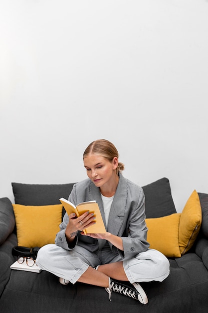 Free photo front view young girl reading a book