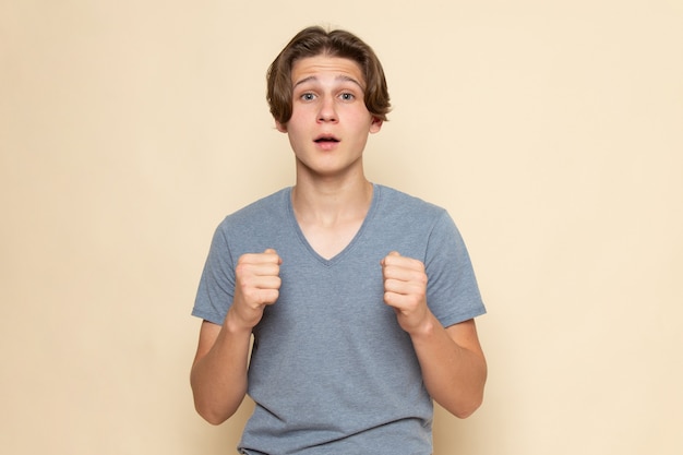 Free photo a front view young male in grey t-shirt posing