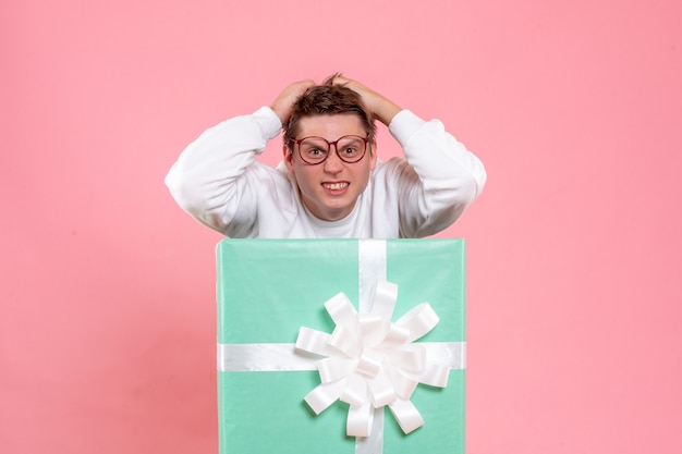 Free photo front view young male in white shirt with present nervous on pink background