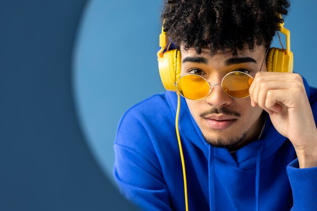 Front view young man wearing sunglasses