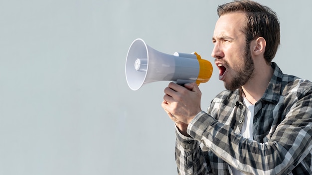 Free photo front view young man with megaphone